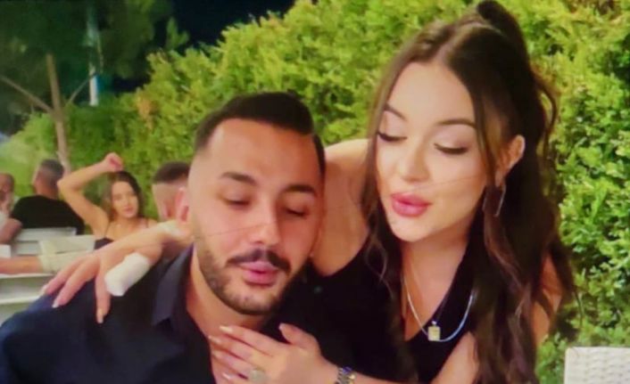 Doğum günü partisinden dönen nişanlı çift ağaca saplanan otomobilde can verdi