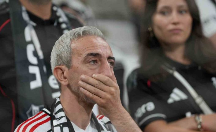 Dolmabahçe’de taraftarlardan protesto