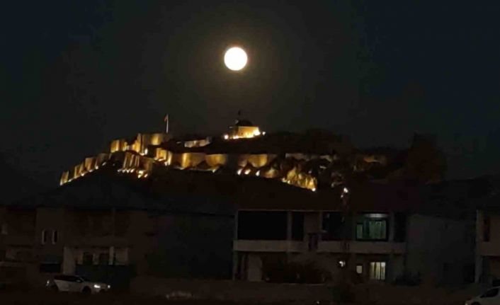 Dolunay, Van Kalesi’yle buluştu