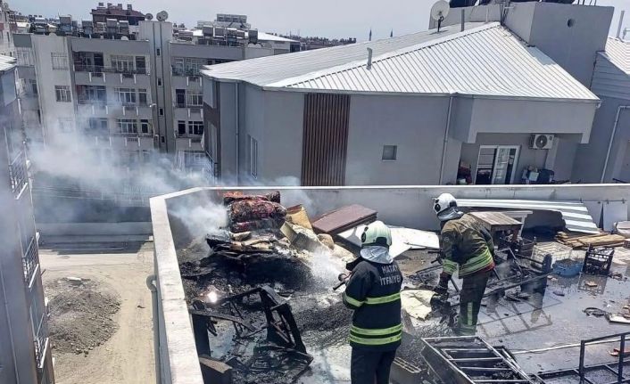 Dörtyol’da binanın çatı katında yangın çıktı