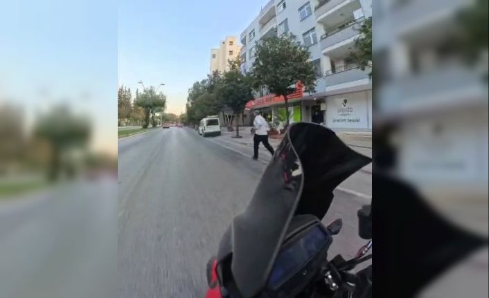 Düğün aracından para almak için metrelerce koştu, kaputa atladı