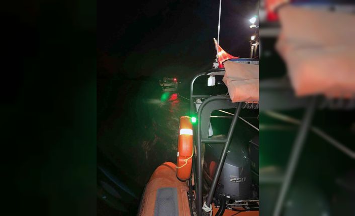 Dümen arızası sonrası sürüklenen tekne kurtarıldı