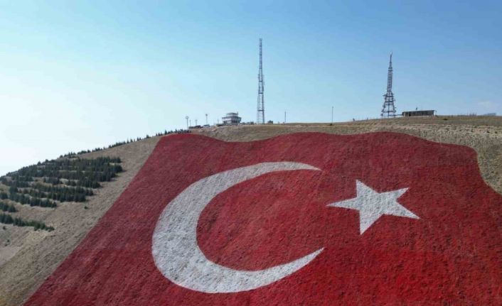 Dünyanın en büyük Türk bayrağı Ahır Dağı’na yapıldı, savaş uçakları selamladı