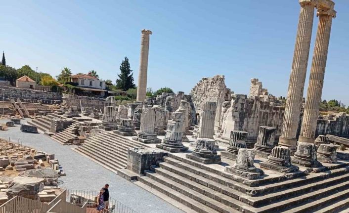 Dünyanın ilk kehanet merkezi Apollon Tapınağı, gece müzeciliğine açıldı