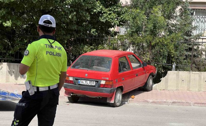Dur ihtarına uymadı önce polise ardından duvara çarptı