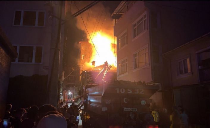 Dursunbey’de korkutan ev yangını