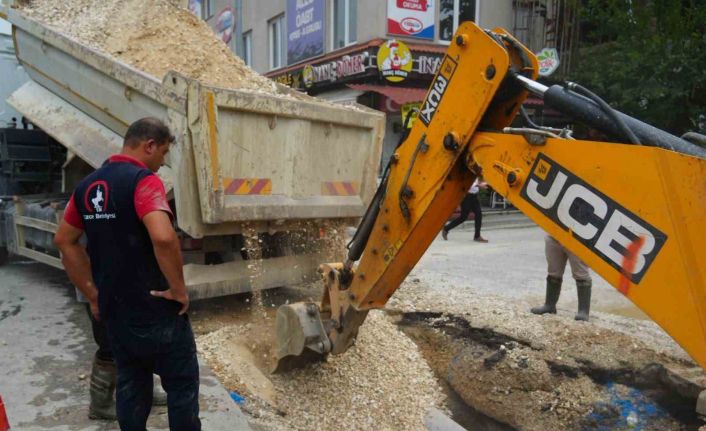 Düzce Belediyesi patlayan su borusuna anında müdahale