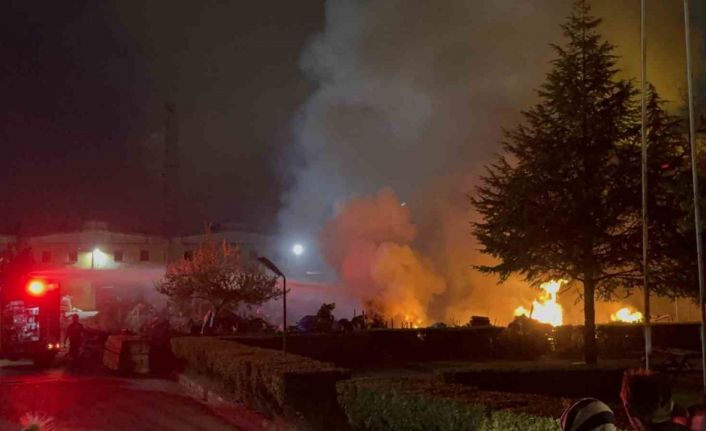 Düzce’de ahşap fabrikasının bahçesinde yangın