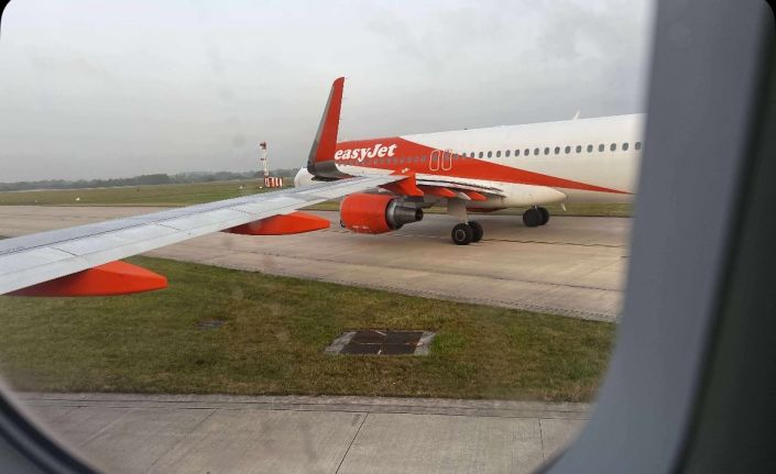 EasyJet’a ait iki yolcu uçağı taksi sırasında çarpıştı