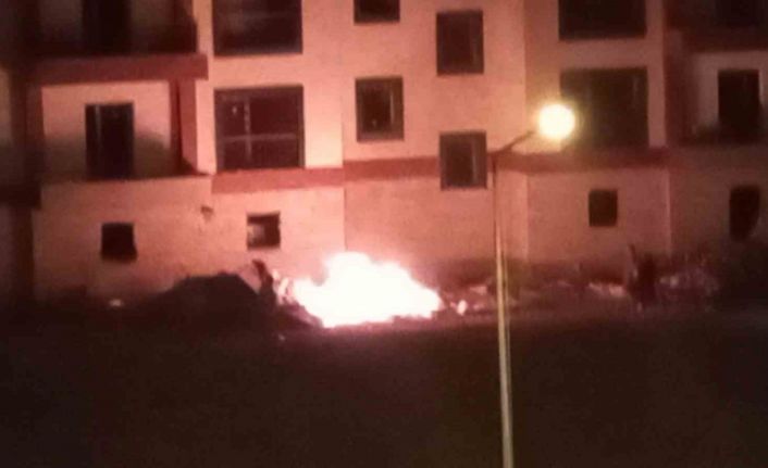 Edirne’de TOKİ şantiyesinde yangın paniği... Alevleri kum atarak söndürmeye çalıştılar