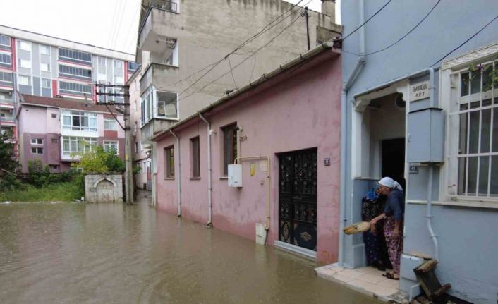 Edirne’de yollar göle döndü: Evlere yağmur sularının girmesine ramak kaldı