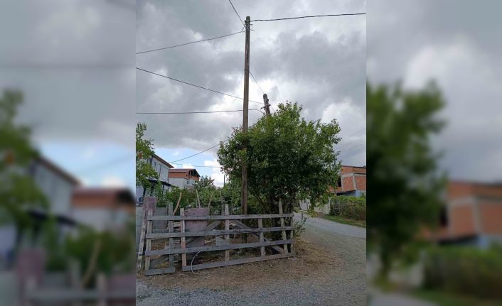 Eğik duran elektrik direği düzeltildi