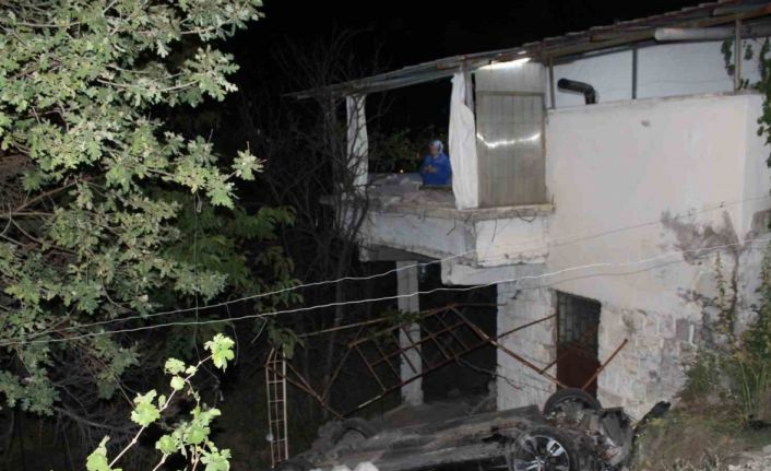 Ehliyetsiz sürücü evin bahçesine uçtu: 3 yaralı