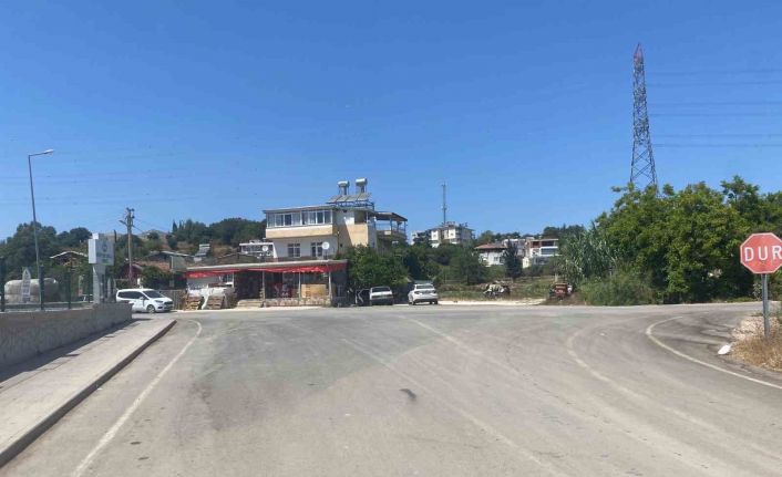 El frenini çekmeyi unutup arkasından koştuğu otomobil park duvarına çarparak durabildi