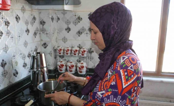 El lezzeti ile ev ekonomisine katkıda bulunuyor