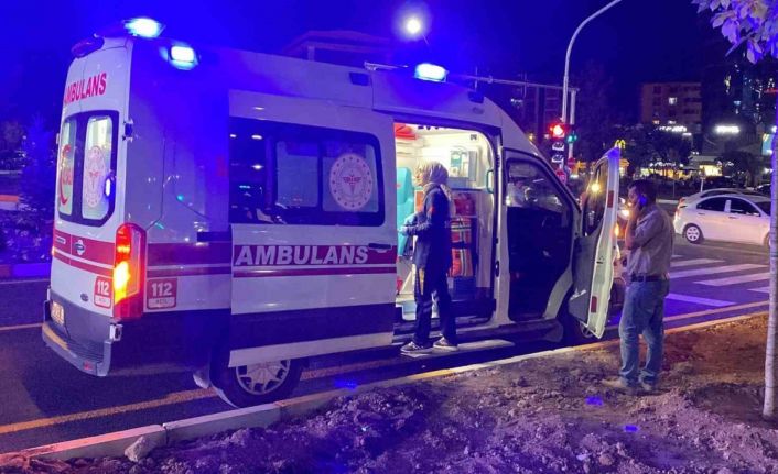 Elazığ’da ambulans otomobille çarpıştı: 3 yaralı