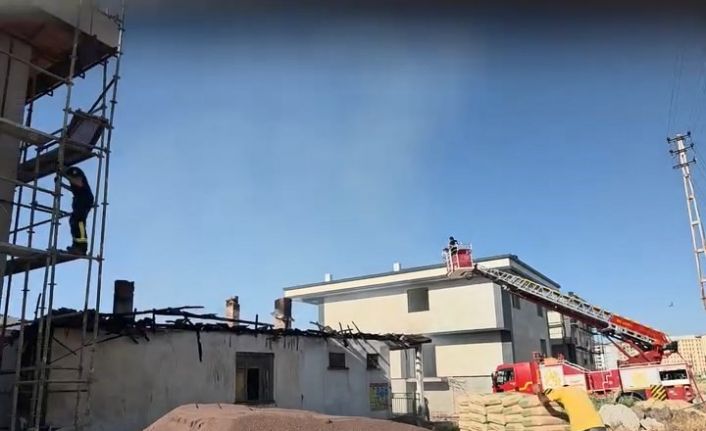 Elazığ’da çatı yangını