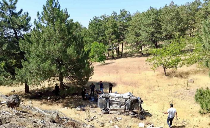 Elazığ’da hafif ticari araç şarampole uçtu: 3 yaralı