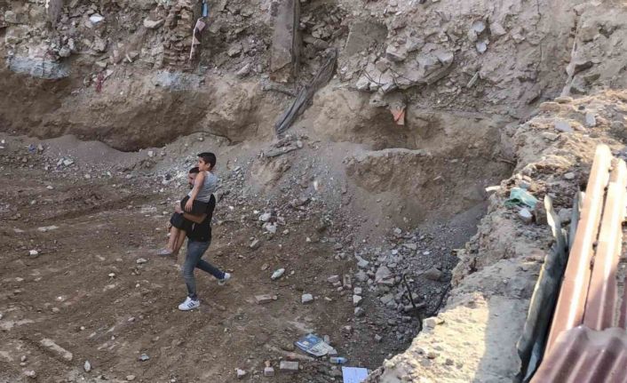 Elazığ’da inşaat çukuruna düşen çocuk kurtarıldı