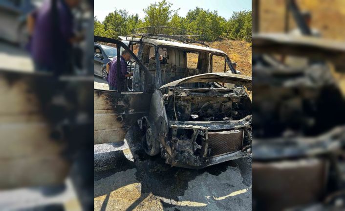 Elazığ’da minibüs küle döndü