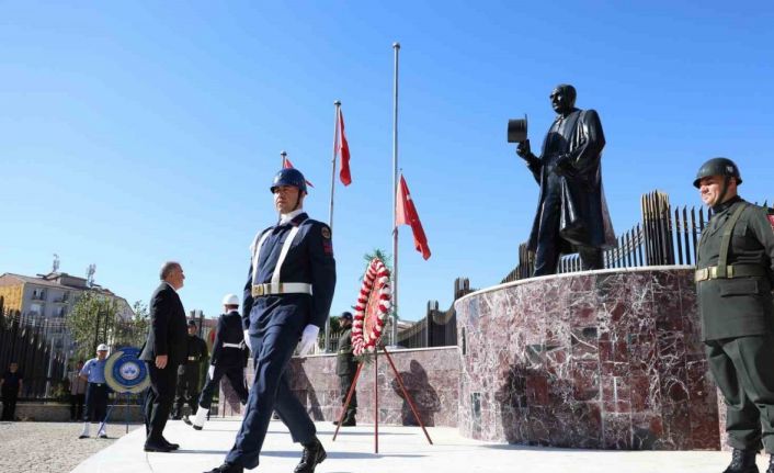 Elazığ’da Zafer Bayramı kutlamaları çelenk sunumu ile başladı