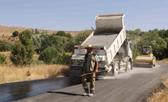 Elazığ’ın köylerinde asfaltlama çalışmaları sürüyor