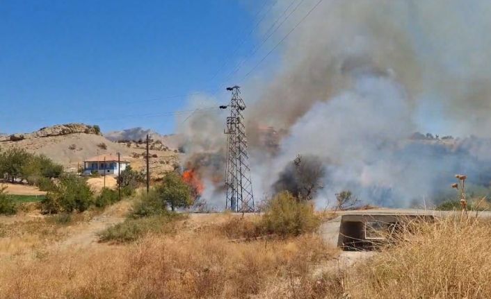 Elektrik direğindeki patlama yangına neden oldu