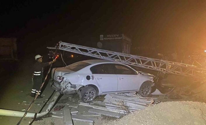 Elektrik direğine çarpan aracın motoru yerinden fırladı