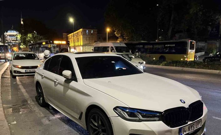 Eminönü’nde silahlı şahıs husumetlisini kovalayarak ateş etti, yoldan geçen adam yaralandı