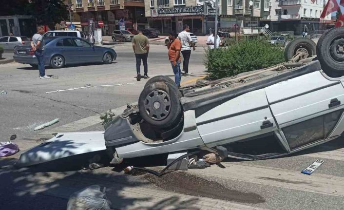 Emniyet kemeri takılı olan sürücü, takla atan araçtan yara almadan kurtuldu