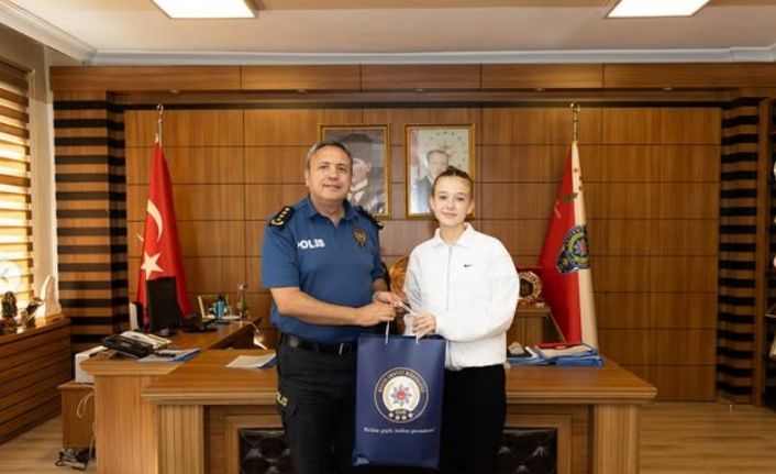 Emniyet Müdürü Yılmaz Taekwondo sporcusu Ebrar Çakır’ı makamında kabul etti