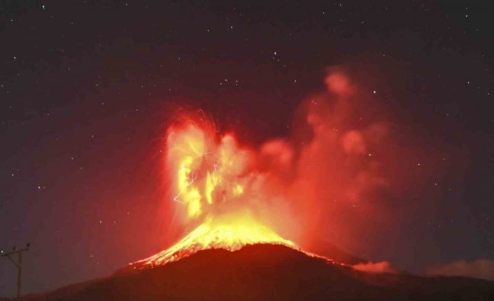 Endonezya’daki Lewotobi Laki-Laki Yanardağı’nda patlama