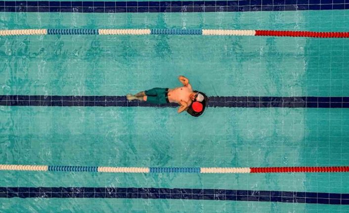 Engelleri bir bir aştı, boynuyla yüzerek şampiyon oldu