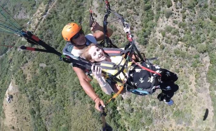 Engelleri gökyüzünde aştı: Bedensel engelli kadın yamaç paraşütü ile uçtu