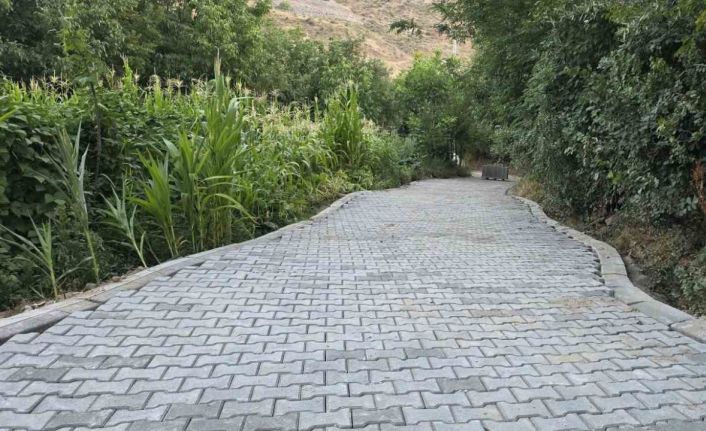 Engelli vatandaşın evinin yolu yenilendi