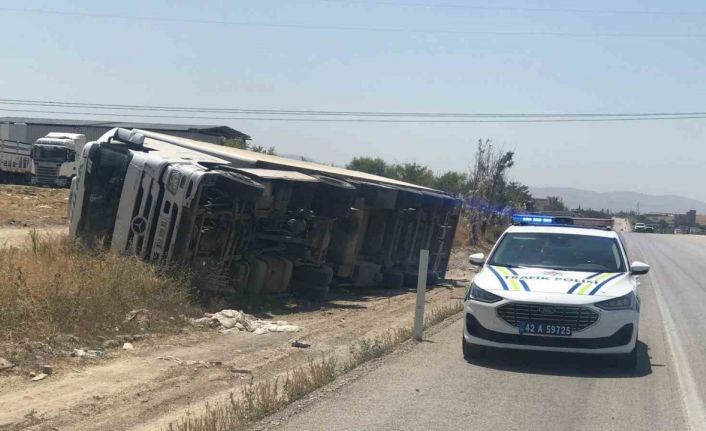 Ereğli’de kontrolden çıkan tır devrildi