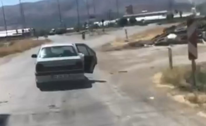 Erzincan’da açık kapılı araçla trafikte riskli yolculuk