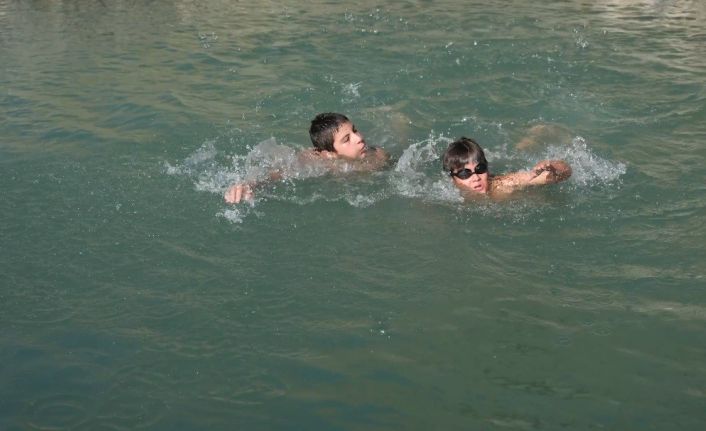 Erzincan’da çocuklar hem serinliyor hem de eğleniyor!