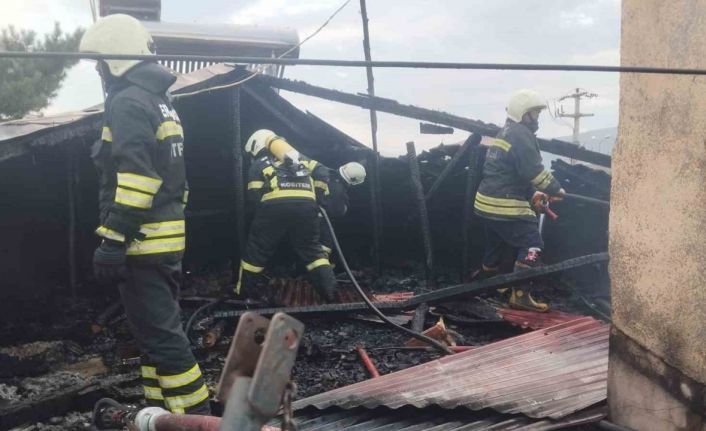 Erzincan’da iki katlı evin çatısı yandı