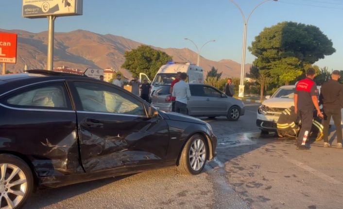 Erzincan’da iki otomobil çarpıştı: 2 yaralı