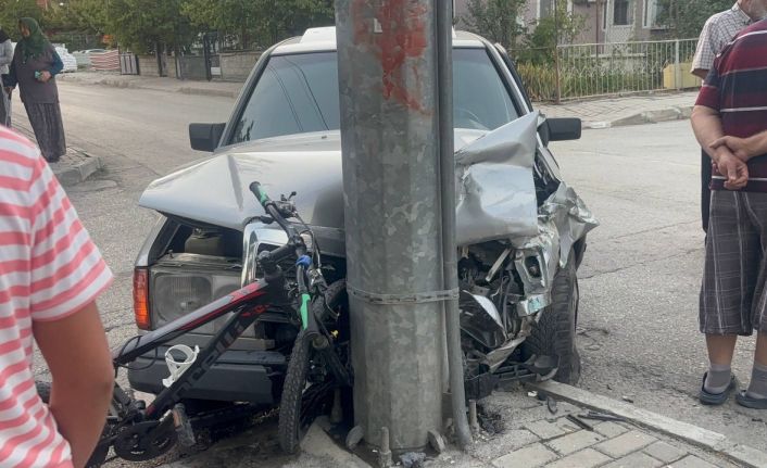 Erzincan’da iki otomobil çarpıştı, yoldan geçen bisikletli çocuk yaralandı