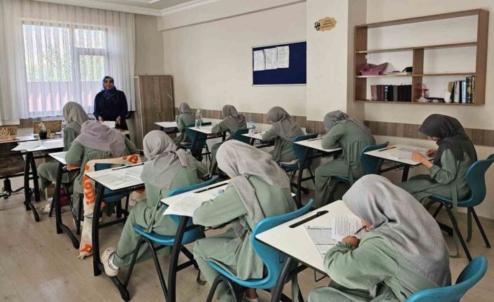 Erzincan’da Kur’an Kursu öğrencilerine yönelik dini bilgiler ve tecvid sınavı yapıldı