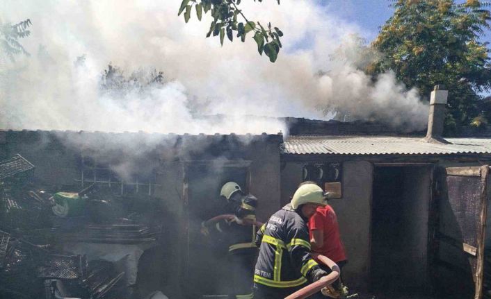 Erzincan’da odunlukta çıkan yangın itfaiyenin müdahalesiyle söndürüldü