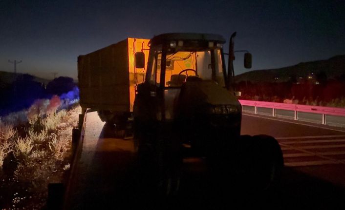 Erzincan’da traktör ile otomobil çarpıştı