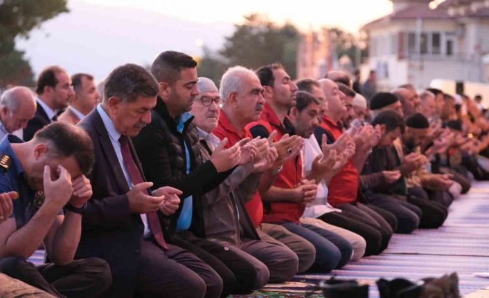 Erzincanlılar "Terzibaba Günü"nde sabah namazında buluştu