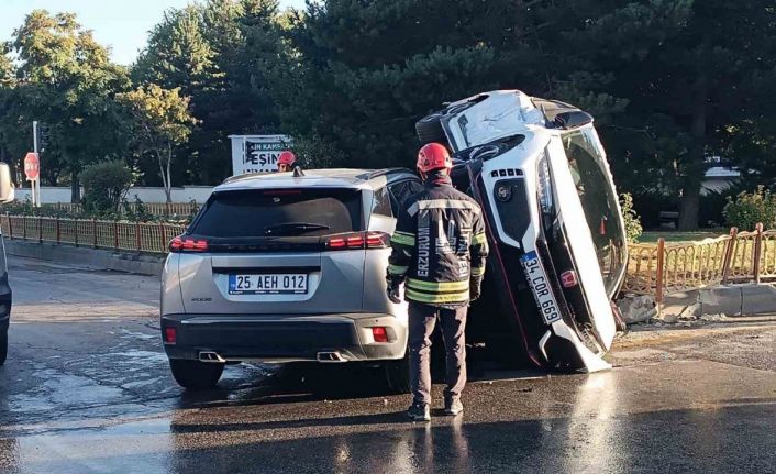 Erzurum’da araçlar yan yattı