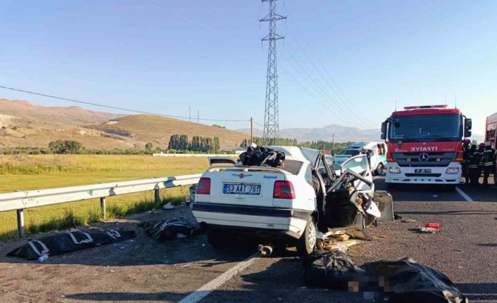 Erzurum’da iki araç kafa kafaya çarpıştı: 4 ölü