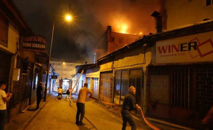 Erzurum’da korkutan yangın: Çok sayıda iş yeri ve bina alevlere teslim oldu