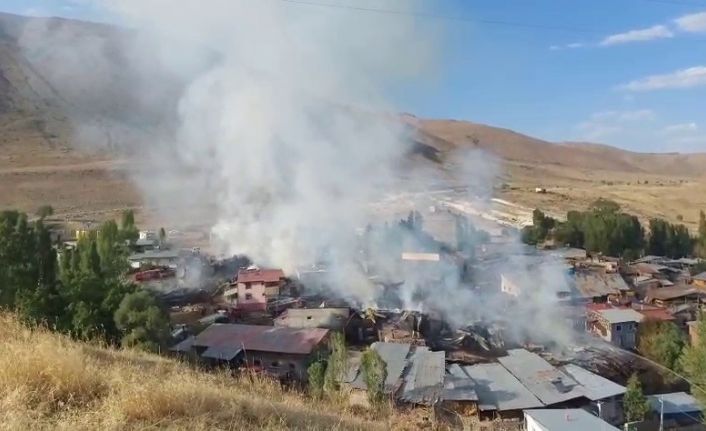 Erzurum’da köyde çıkan yangında 15 ev kullanılamaz hale geldi