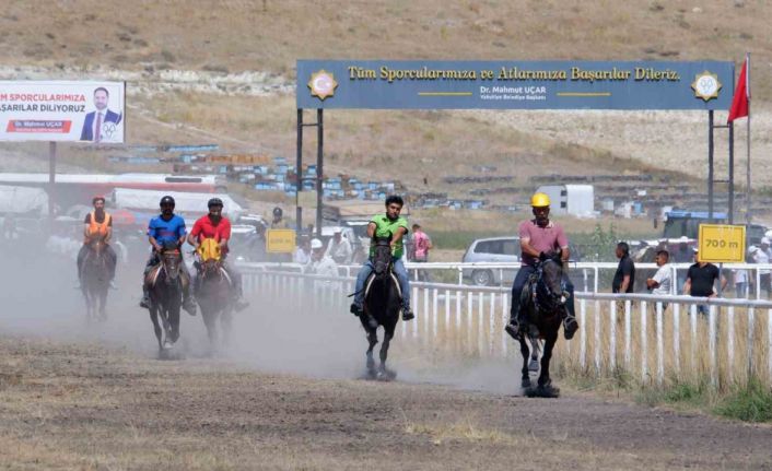Erzurum’da rahvan at yarışları nefesleri kesti